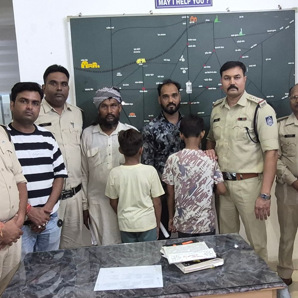 
                 दमोह में 11 घंटे बाद सुरक्षित मिले दो लापता बच्चे:धरमपुरा से घूमने निकले थे दोनों नाबालिग; सर्च अभियान के बाद गड़ी मोहल्ला से मिले 
            