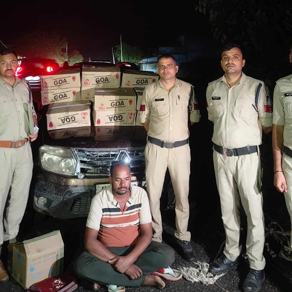 
                 सिंगरौली में लग्जरी कार से 19 पेटी विदेशी शराब जब्त:1.25 लाख की शराब, 4 लाख की SUV सहित तस्कर गिरफ्तार 
            