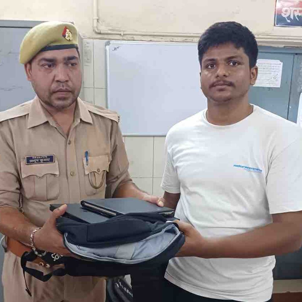 जीआरपी ने क़ीमती लैपटॉप-आईपैड बैग लौटाया:सिविल परीक्षा की तैयारी कर रहे देवांश के चेहरे पर लौटी मुस्कान