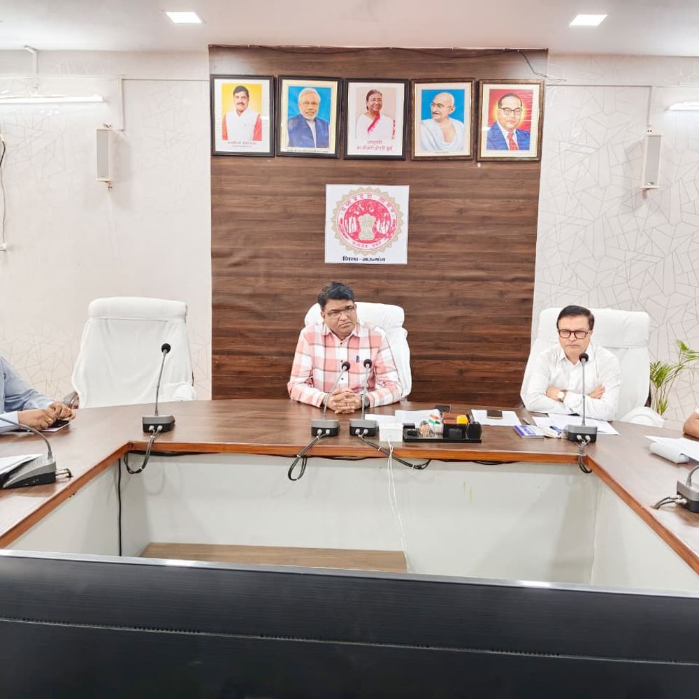 
                 मऊगंज में राजस्व मामलों पर कलेक्टर सख्त:नामांतरण-सीमांकन की तय समय-सीमा तय; लंबित मामलों के निपटारे के लिए चलेगा अभियान 
            