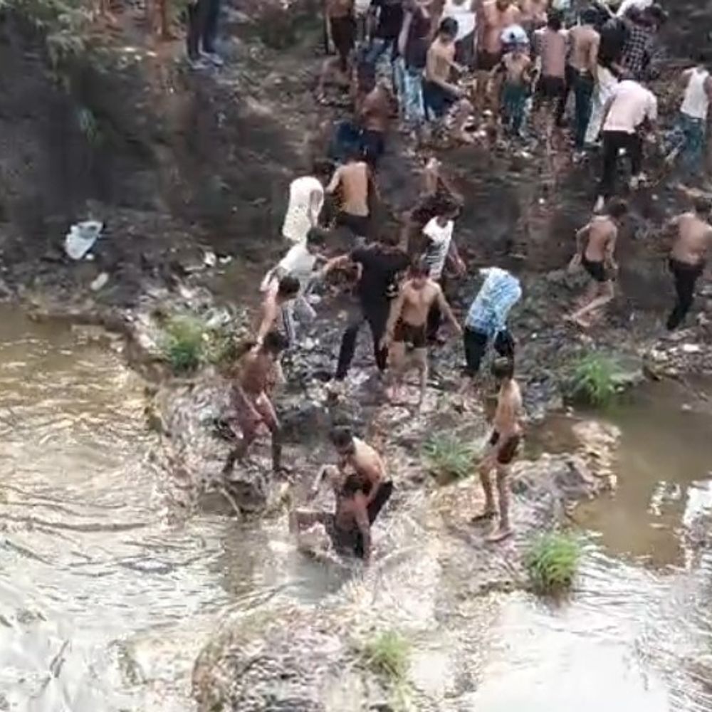
                 पिकनिक मनाने गए युवकों के बीच मारपीट, VIDEO:बुरहानपुर के ठाठर खामला झरने में नहाते समय विवाद 
            