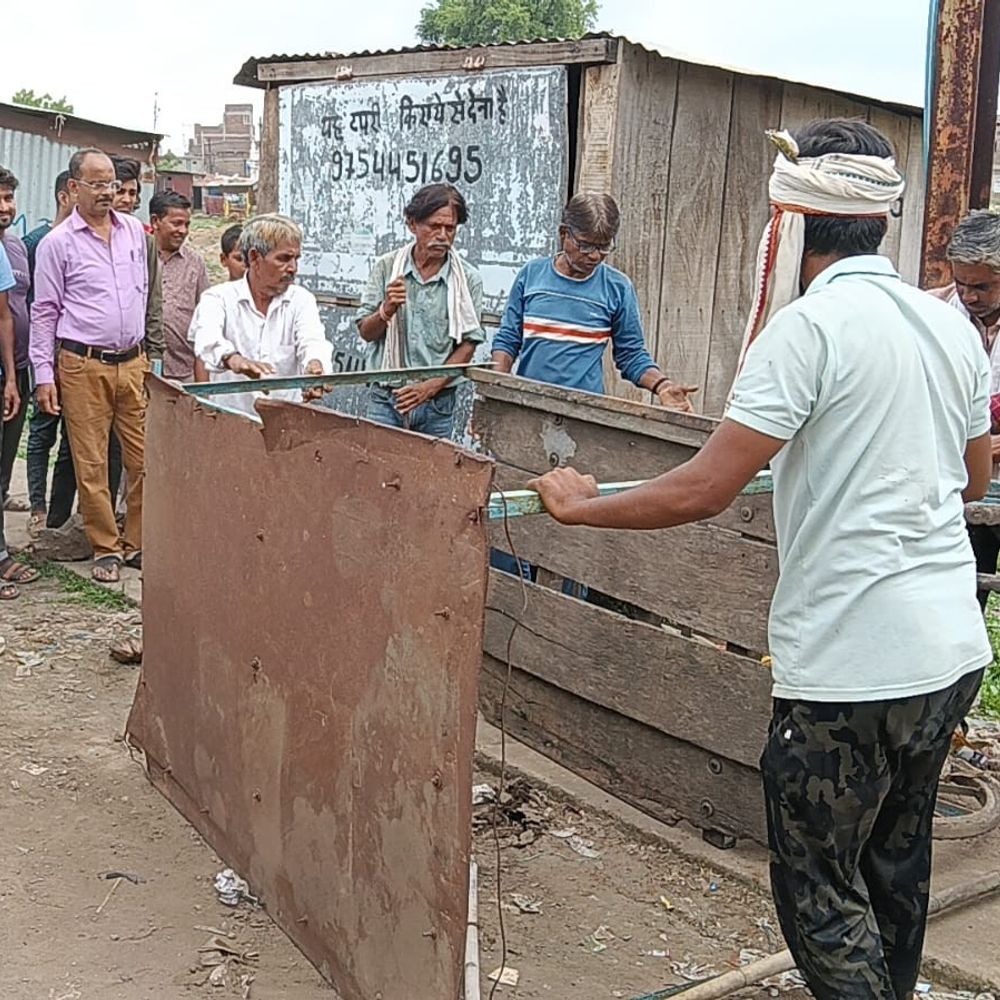 
                 बुरहानपुर में हमीदपुरा-गणपति नाका बाईपास से अतिक्रमण हटाए गए:30 टपरियां, ठेले हटाए; कुछ जब्त, शिकायतों के बाद निगम ने की कार्रवाई 
            
