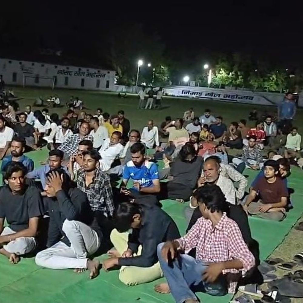 
                 फीफा फाइनल देखने मैदान में जुटे फुटबॉल प्रेमी:बड़वानी में प्रोजेक्टर पर देखा अर्जेंटीना-स्पेन फाइनल 
            