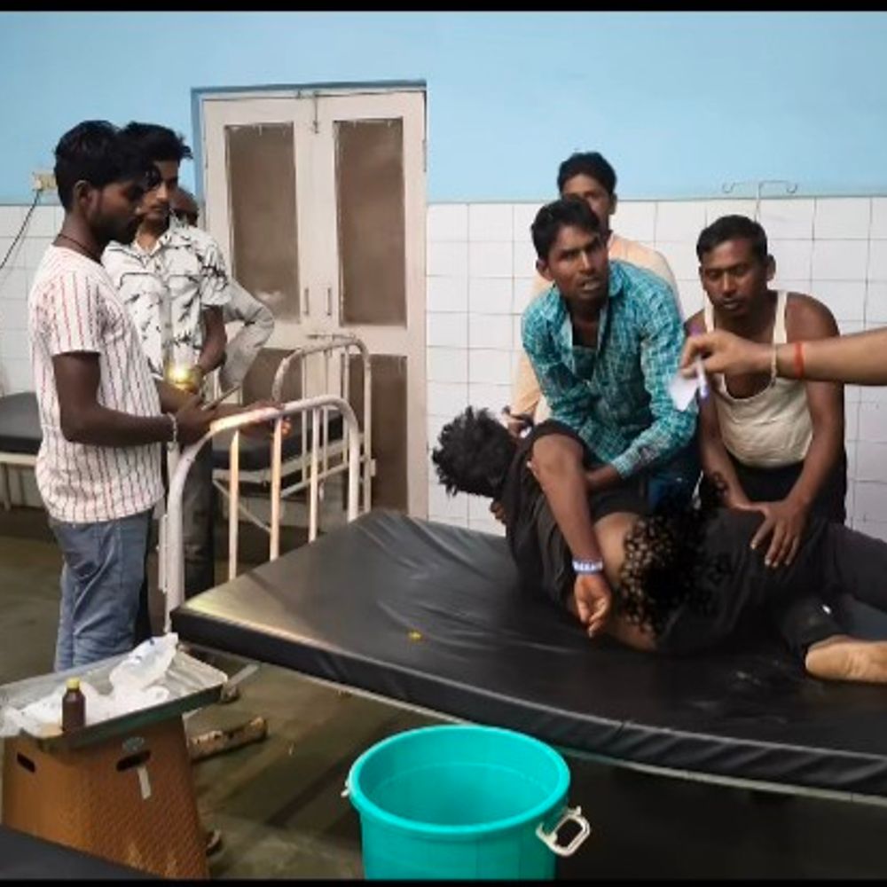 
                 नईगढ़ी-गढ़ मार्ग पर फिसली बाइक, युवक गंभीर घायल:सिर और शरीर में चोट, सीएचसी में इलाज जारी; बाजार से घर लौटते समय हादसा 
            