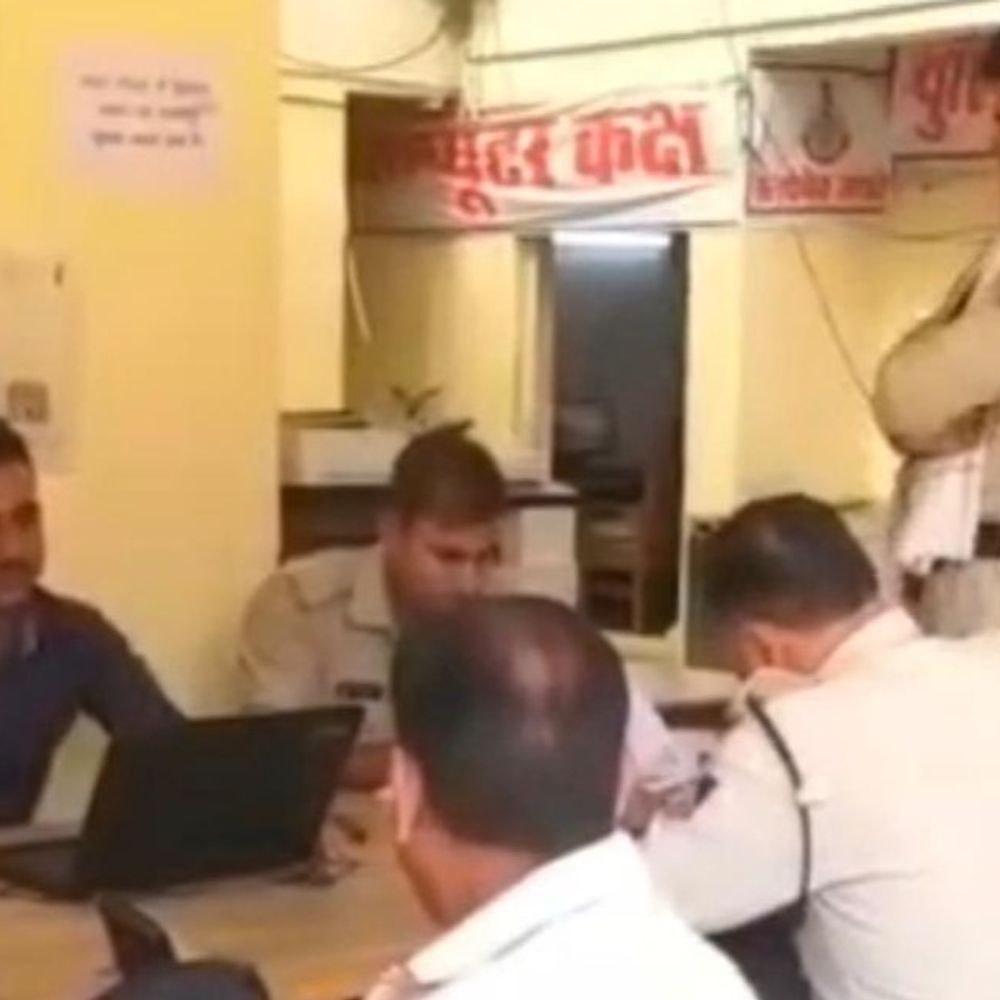
                 प्लॉट दिलाने के नाम पर 10 लाख की ठगी:5 लाख RTGS और 5 लाख नकद लेने के बाद आरोपी फरार, मामला दर्ज 
            