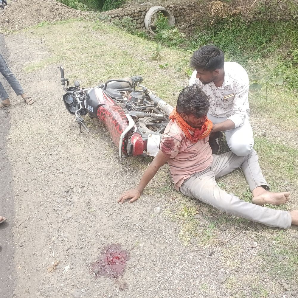 
                 दूधाना के पास बाइक सवार को टक्कर:अज्ञात वाहन की टक्कर से युवक घायल, जिला अस्पताल रेफर 
            
