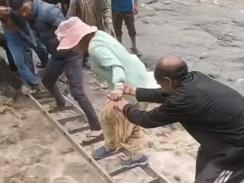 हिमाचल में 4 जगह बादल फटने से अफरा-तफरी:चंबा में 11 मजदूर फंसे, लाहौल-स्पीति में फसलें और कृषि भूमि बही; आज-कल रेड अलर्ट