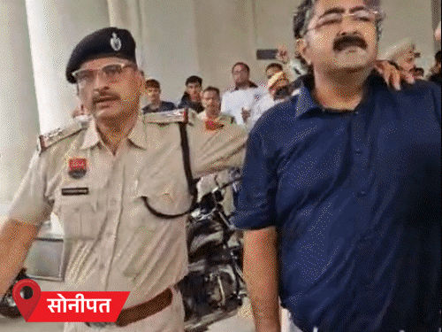 जंतर-मंतर पर प्रोटेस्ट, हरियाणा में नाकेबंदी:सोनीपत में पुलिस ने कोचिंग संचालक की गर्दन पकड़ी, कुरुक्षेत्र में चढ़ूनी भी डिटेन; 4 जिलों में प्रदर्शन
