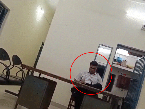 
                 थाने में हेड साहब की कुर्सी पर बैठा शराब ठेकेदार:टीआई बोले- यह मुरैना, लोगों में दिमाग नहीं, कुछ कहो तो मुझे ही तुम कहकर बुलाते हैं 
            