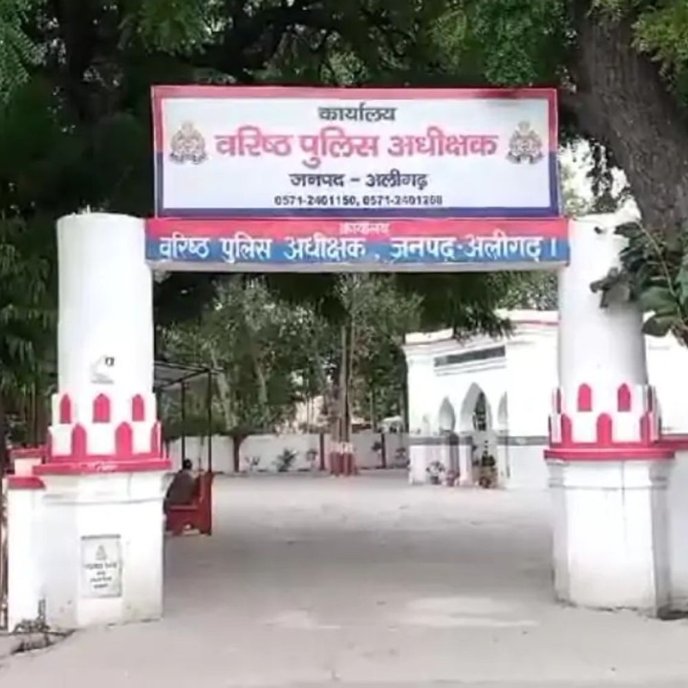 अलीगढ़ में एसएसपी ने 10 उपनिरीक्षकों का किया ट्रांसफर:कानून व्यवस्था में सुधार के लिए जारी किए आदेश