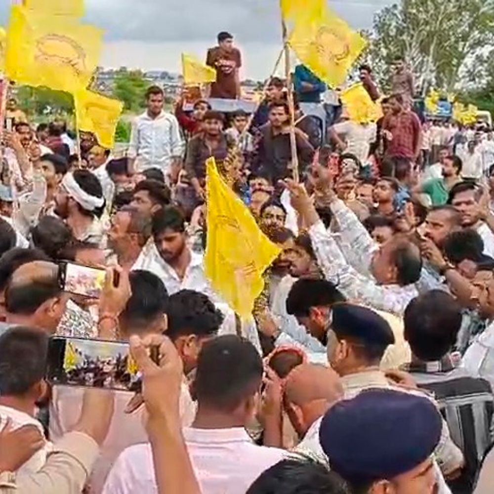 
                 किसानों ने NH-45 पर एक घंटे चक्काजाम किया:100% मूंग खरीदी सहित 14 मांगों को लेकर प्रदर्शन; हाईवे पर लगा जाम 
            