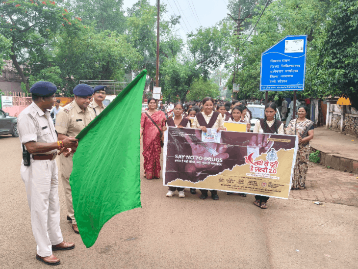 
                 शिवपुरी में 1000 बच्चों ने निकाली नशा मुक्ति रैली:पुलिस ने 'नशे से दूरी है जरूरी' अभियान के तहत दिलाई शपथ 
            