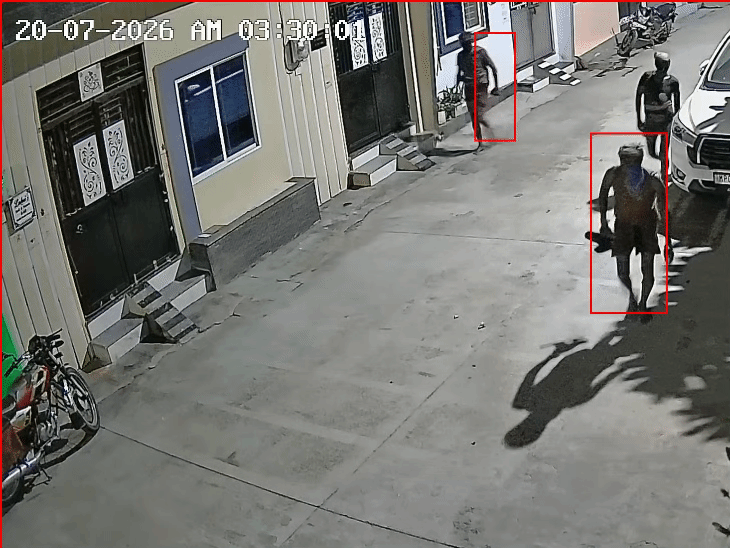 
                 मकान का ताला तोड़कर सामान फैलाया, गुल्लक के रुपए निकाले:अंडरवियर-बनियान पहने गली में घुमते बदमाशों का VIDEO; हाथों में रखे दिखे पत्थर 
            