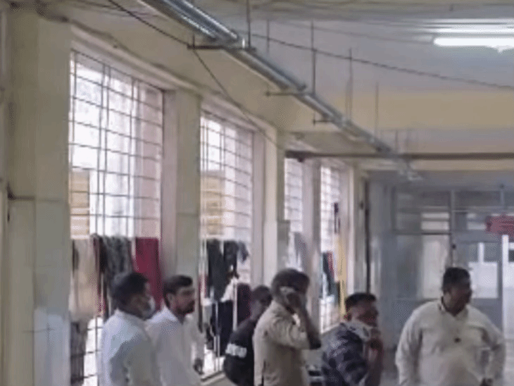 
                 बुंदेलखंड मेडिकल कॉलेज के स्टोर रूम में मिला शव:वार्ड में दुर्गंध फैली तो मरीजों ने दी प्रबंधन को सूचना, कुंड़ी तोड़ अंदर पहुंची पुलिस 
            
