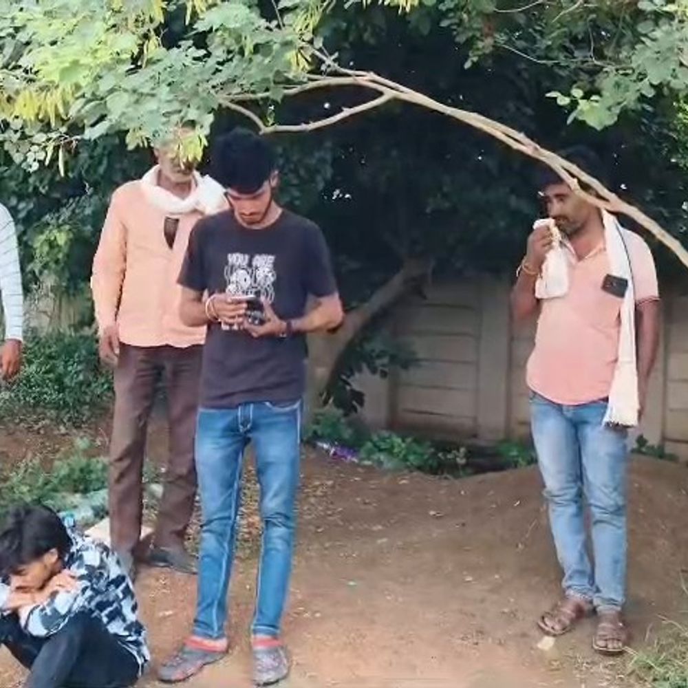 
                 शिवपुरी में सड़क किनारे मिला युवक का शव:दो दिन से घर नहीं लौटा था भरत; परिजनों ने हत्या की आशंका जताई 
            