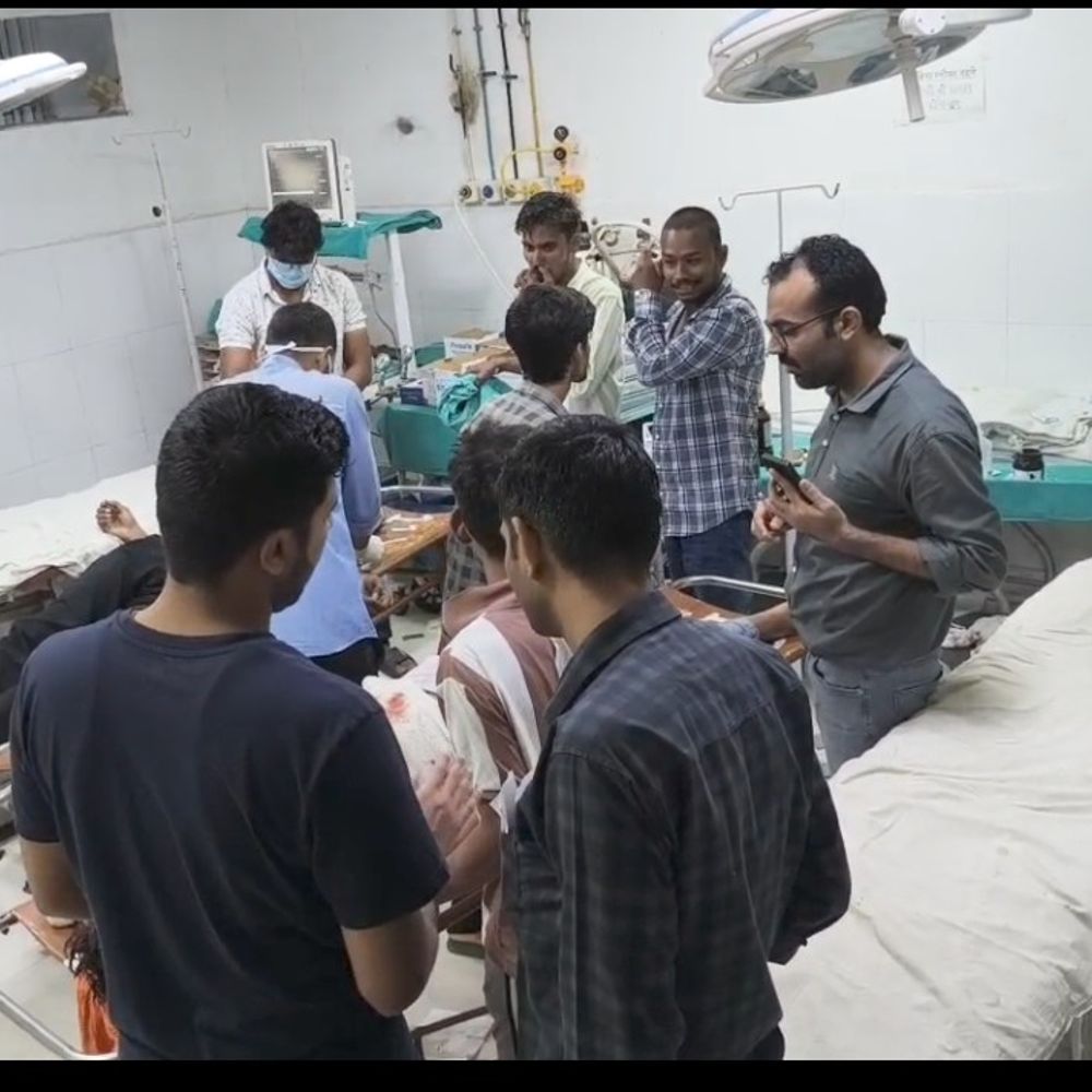 कार पेड़ से टकराई, तीन लोग घायल:जन्मदिन मना रहे युवकों ने समय रहते बचाई जान, पहुंचाया अस्पताल