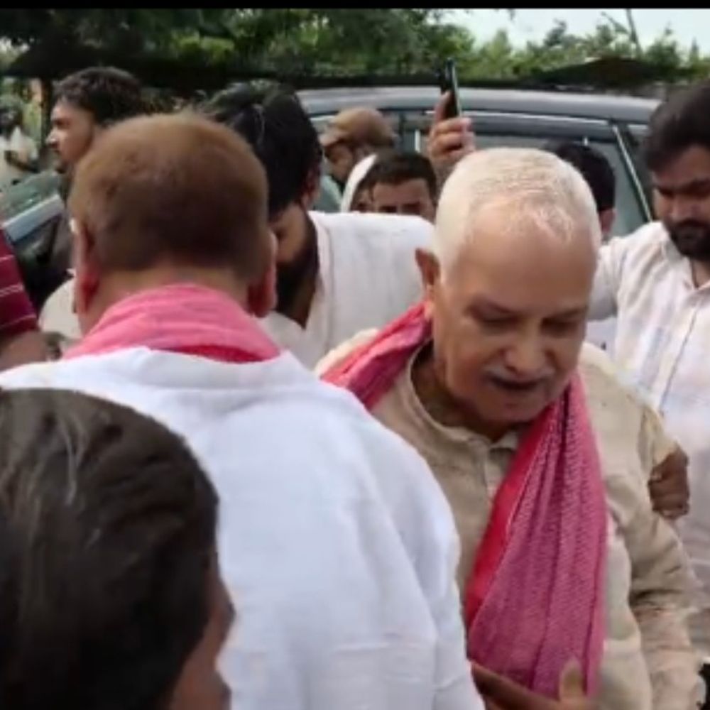 शिवपाल यादव विंध्याचल पहुंचे:भीड़ की धक्का-मुक्की में पूर्व विधायक जगदंबा पटेल गिरे, मामूली चोट आई