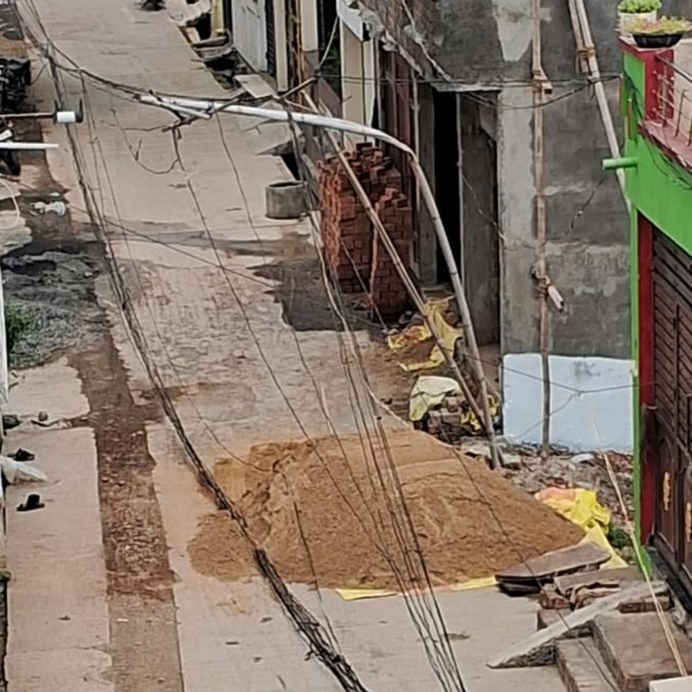 
                 द्वारकापुरी में बांस के सहारे बिजली लाइन:पोल न होने से बड़ा हादसा टला, रहवासी स्थायी समाधान की मांग कर रहे 
            