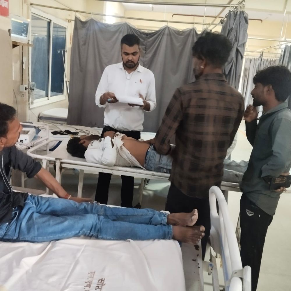 
                 बिजाना जोड़ पर दो बाइक भिड़ीं:एनएच-52 पर आमने-सामने टक्कर, दो घायल 
            