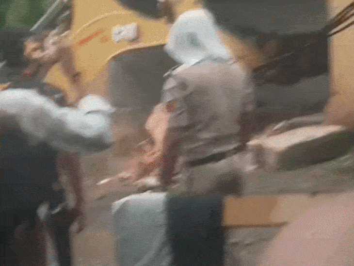 
                 सीधी में कोर्ट परिसर की दीवार ढही, दो की मौत:रामपुर नैकिन में तेज बारिश के दौरान हादसा; मलबे में अभी भी दो लोग दबे 
            