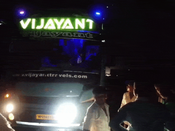मैहर में NH-30 पर बस-ट्रक की टक्कर, 12 यात्री घायल:5 गंभीर, रीवा से नागपुर जा रही थी बस; सवारी उतारते समय ट्रक ने टक्कर मारी