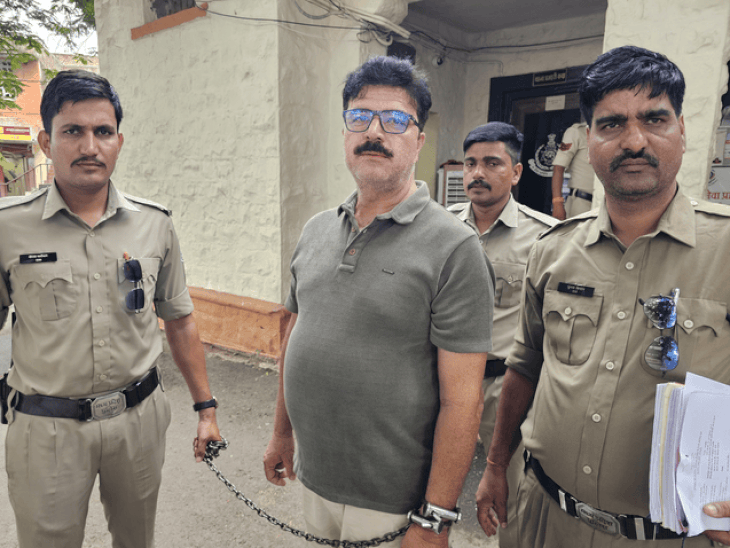 
                 50 लाख की ड्रग्स तस्करी में फरार बाबू सिंधी गिरफ्तार:केस में छह आरोपी पहले ही पकड़े जा चुके; मंदसौर पुलिस पूरे गिरोह से पूछताछ करेगी 
            