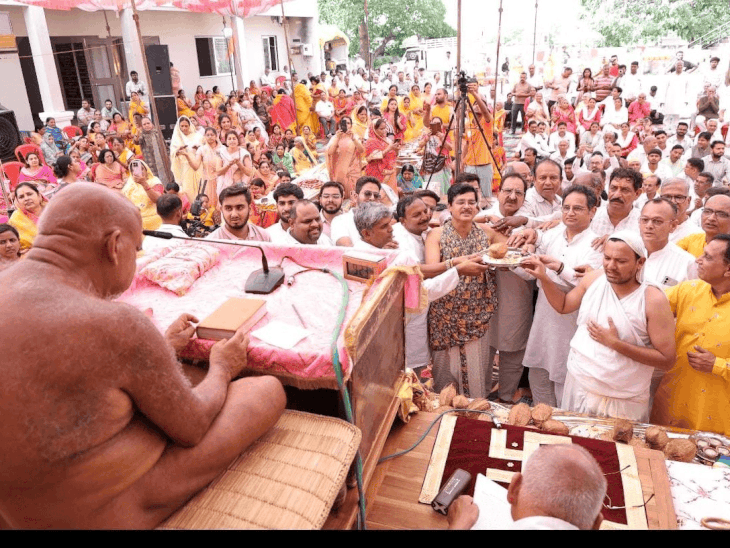 
                 देवास पहुंचे मुनि सुधासागर, बोले- गुरु केवल निमित्त होते हैं:धर्मसभा में कहा- पांच सेकंड की सजगता भी जीवनभर का प्रकाश दे सकती है 
            