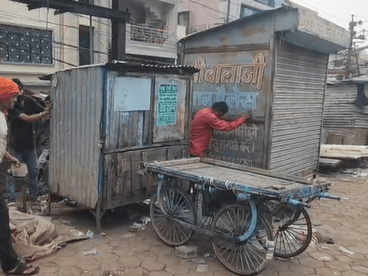 
                 विदिशा में अवैध शराब अहातों पर चला बुलडोजर:नगर पालिका ने ढहाईं गुमटियां, प्रतिबंध के बाद भी चल रहे थे अहाते 
            