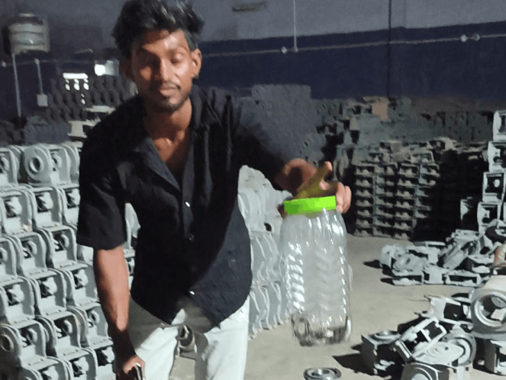 
                 मशीन के पार्ट्स के नीचे मिला नाग-नागिन का जोड़ा:देवास में आधे घंटे चले रेस्क्यू के बाद दोनों सांप सुरक्षित पकड़े, जंगल में छोड़ा गया 
            