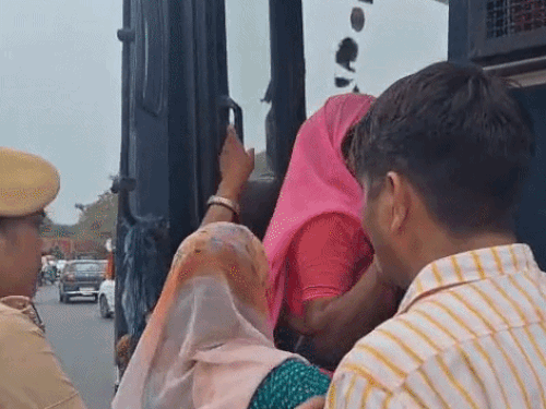 आंगनवाड़ी कार्यकर्ताओं का सचिवालय पर प्रदर्शन:मानदेय बढ़ाने और नियमित करने की मांग पर नारेबाजी, पुलिस ने किया डिटेन