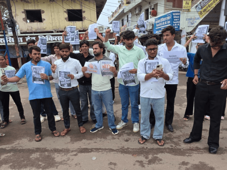 
                 शिक्षा मंत्री के इस्तीफे की मांग पर युवाओं का प्रदर्शन:छतरपुर में कलेक्ट्रेट तक मार्च; 'अंधा कानून' पोस्टर लेकर छात्रों के मुद्दे उठाए 
            