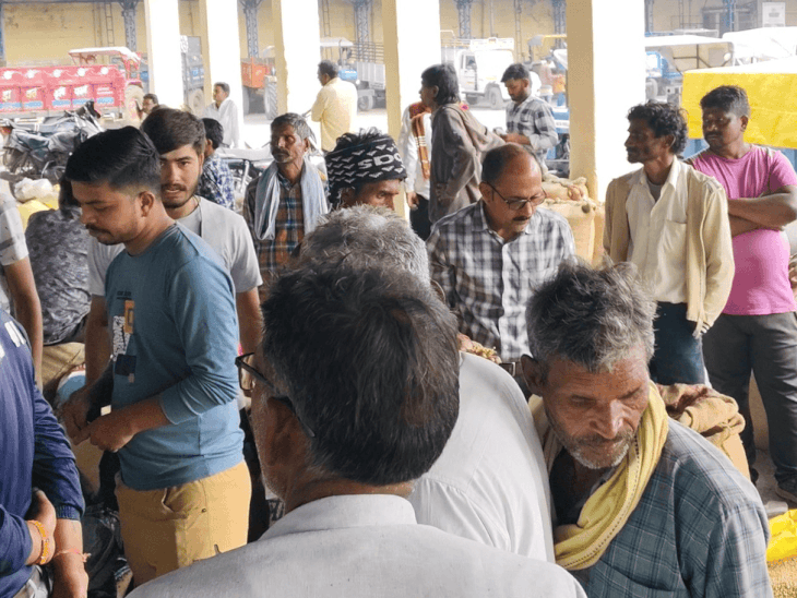 
                 धार मंडी में 5656 बोरी उपज की आवक दर्ज:सोयाबीन 7406 और गेहूं 2928 रुपए प्रति क्विंटल तक बिका; दिनभर चली नीलामी 
            
