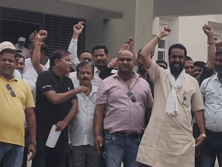
                 विदिशा में सचिव की मौत पर कर्मचारियों का प्रदर्शन:सीएम हेल्पलाइन के दबाव का आरोप, दोषी अधिकारियों पर कार्रवाई की मांग 
            