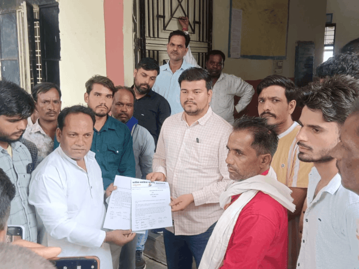 
                 शिवपुरी में स्टोन क्रेशर ब्लास्टिंग से ग्रामीण आक्रोशित:मकानों में दरारें, अंबेडकर प्रतिमा क्षतिग्रस्त होने का आरोप; क्रेशर बंद कर मुआवजे की मांग 
            