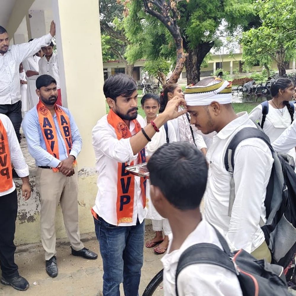 अभाविप ने फ्रेशर्स के लिए की 'वेलकम फ्रेशर्स' पार्टी:कौशांबी में नगर मंत्री बोले- तनावमुक्त शिक्षा छात्रों के विकास के लिए आवश्यक