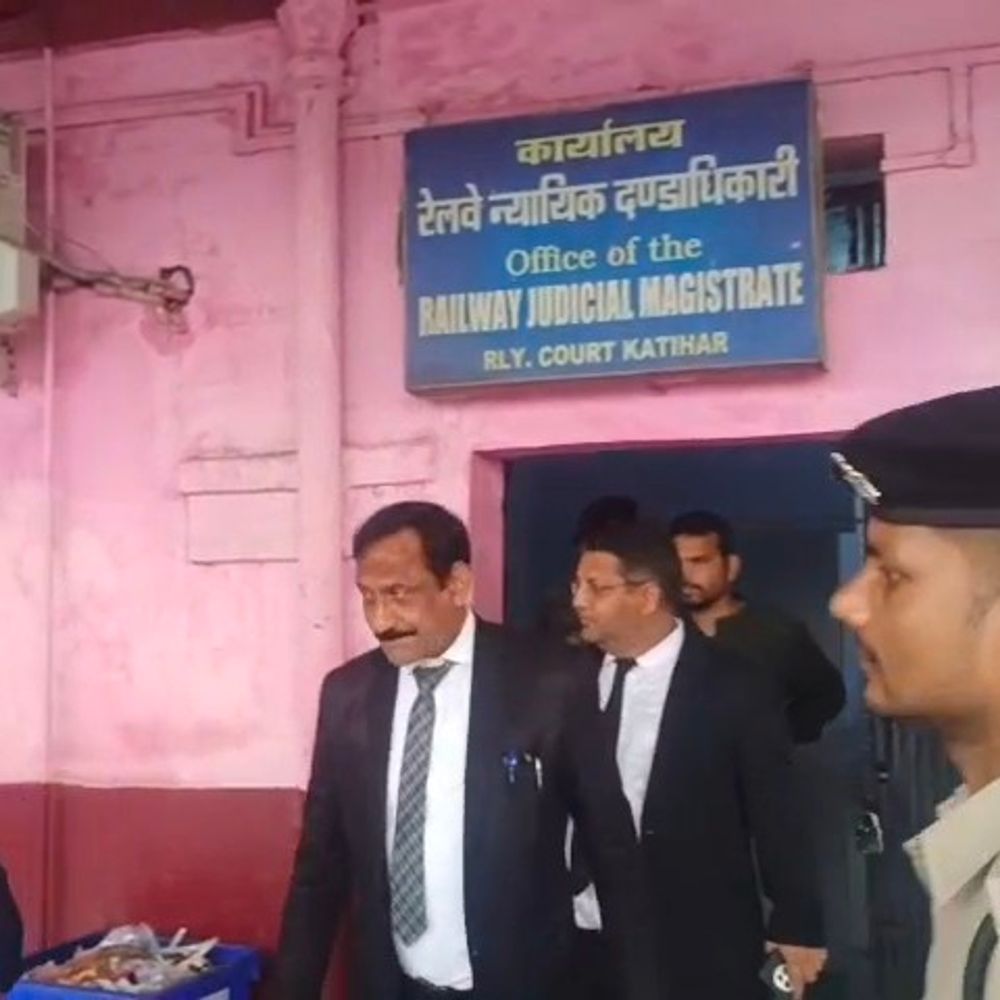 कटिहार रेलवे कोर्ट का प्रधान जिला जज ने किया निरीक्षण:व्यवस्थाओं का जायजा लिया, जीर्णोद्धार में तेजी के निर्देश