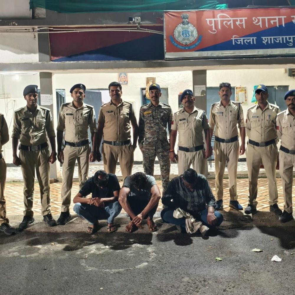 
                 शाजापुर पुलिस की कॉम्बिंग गश्त, 48 स्थायी वारंटी गिरफ्तार:300 से अधिक पुलिसकर्मी तैनात; 102 गिरफ्तारी वारंट तामील, होटल-ढाबों की जांच 
            