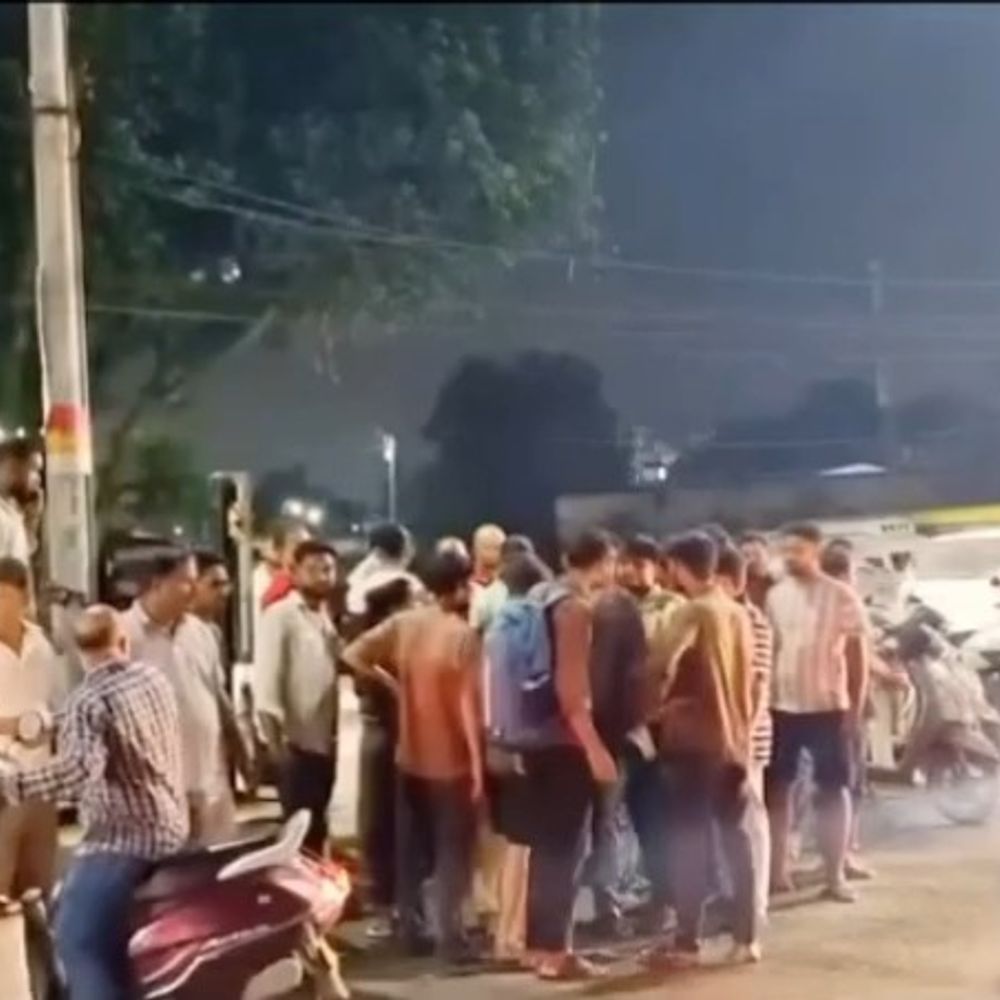 
                 स्टेडियम क्रॉसिंग पर तेज रफ्तार बाइकें भिड़ीं, दो घायल:आमने-सामने की टक्कर में दोनों युवक गिरे; रॉन्ग साइड से आने से हादसा 
            