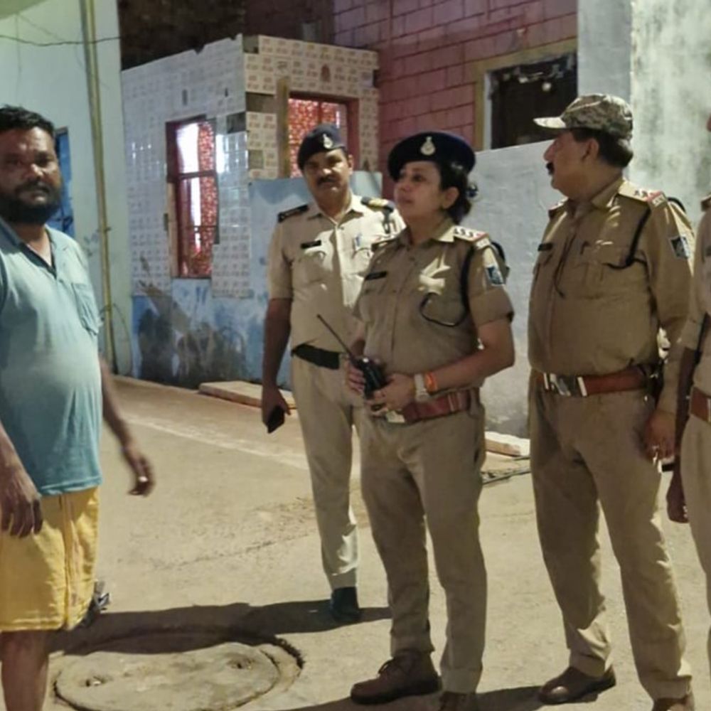 
                 आधी रात बदमाशों के दरवाजे पहुंची पुलिस:245 फरार वारंटी गिरफ्तार, 289 गुंडे-हिस्ट्रीशीटरों की हुई चेकिंग,अपराधियों में मचा हड़कंप 
            