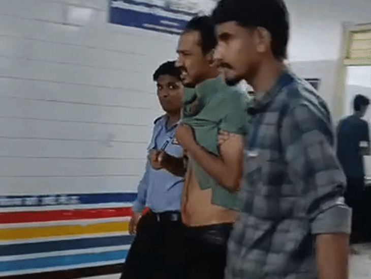 
                 ड्यूटी के दौरान चाकू से घायल मिले पीजी डॉक्टर:रीवा मेडिकल कॉलेज प्रबंधन बोला- चोट कैसे लगी, अभी स्पष्ट नहीं है 
            