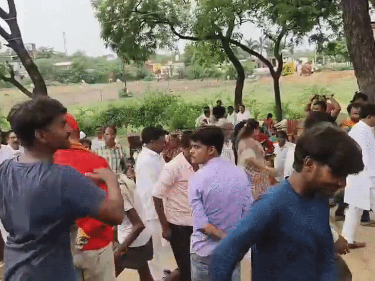 
                 जीतू पटवारी की सभा में युवकों ने पूछे सवाल:दतिया में उपचुनाव प्रचार के लिए पहुंचे थे, युवक बोला- नाम में राजा लिखने वाले राजवाड़ा देखें 
            