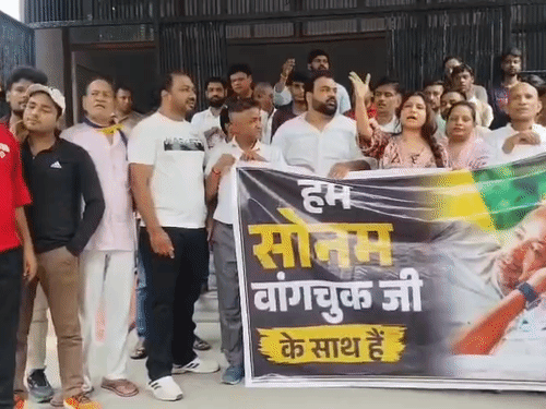AAP कार्यकर्ताओं का कलेक्ट्रेट में प्रदर्शन:गाजियाबाद में कहा- हम सोनम वांगचुग के साथ हैं, जंतर मंतर पर लाठीचार्ज की निंदा की