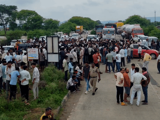 
                 जबलपुर में नेशनल हाईवे पर चक्काजाम:5 युवकों के शव रखकर ग्रामीणों ने 3 घंटे किया प्रदर्शन; परिजन बोले- हादसा नहीं हत्या है 
            
