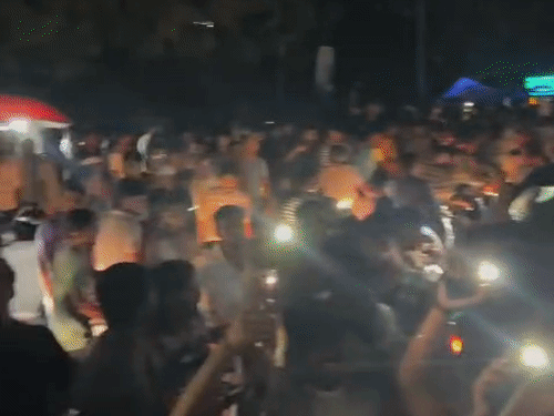 दिल्ली लाठीचार्ज के विरोध में प्रयागराज में छात्रों का प्रदर्शन:पोस्टर-बैनर के साथ सड़कों पर उतरे प्रतियोगी छात्र, रोजगार-पारदर्शी भर्ती की मांग दोहराई
