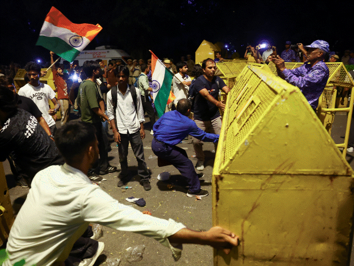 रातभर चला कॉकरोच जनता पार्टी का प्रदर्शन, बैरिकेडिंग तोड़ी:वांगचुक की पत्नी भी पहुंचीं, लोग सड़कों पर सोए; 16 PHOTOS-VIDEOS