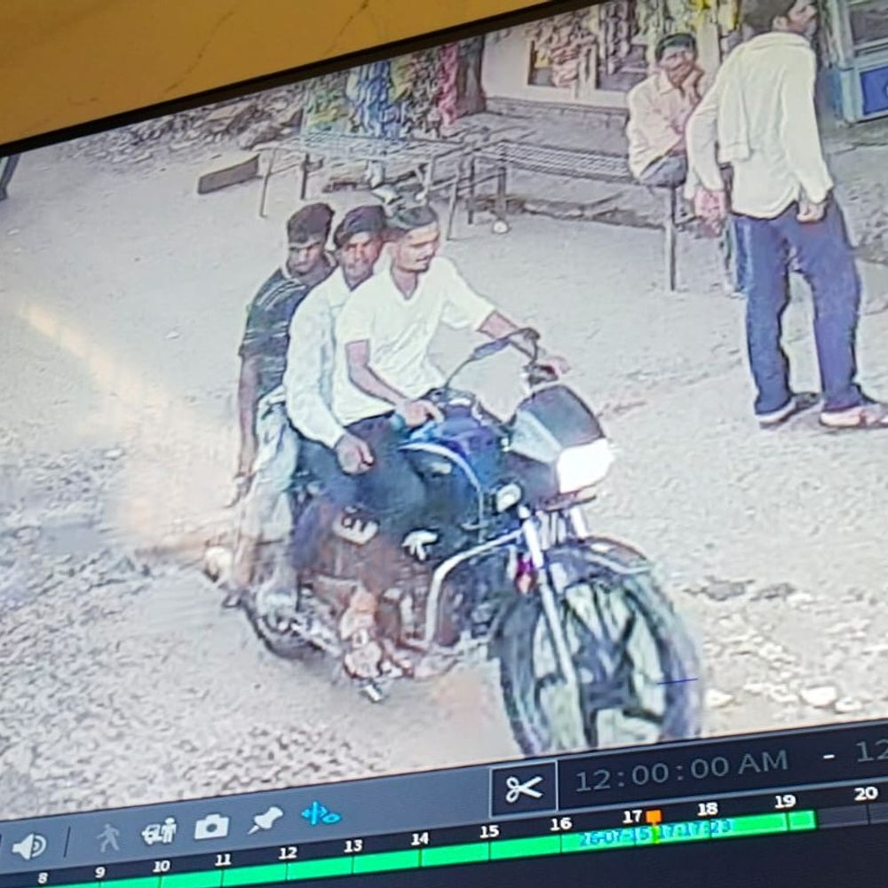 
                 सागर के हनुमान मंदिर में चोरी:मंदिर में लगे घंटे लेकर भागे चोर, सीसीटीवी कैमरे में बाइक पर सवार तीन संदिग्ध आए नजर 
            
