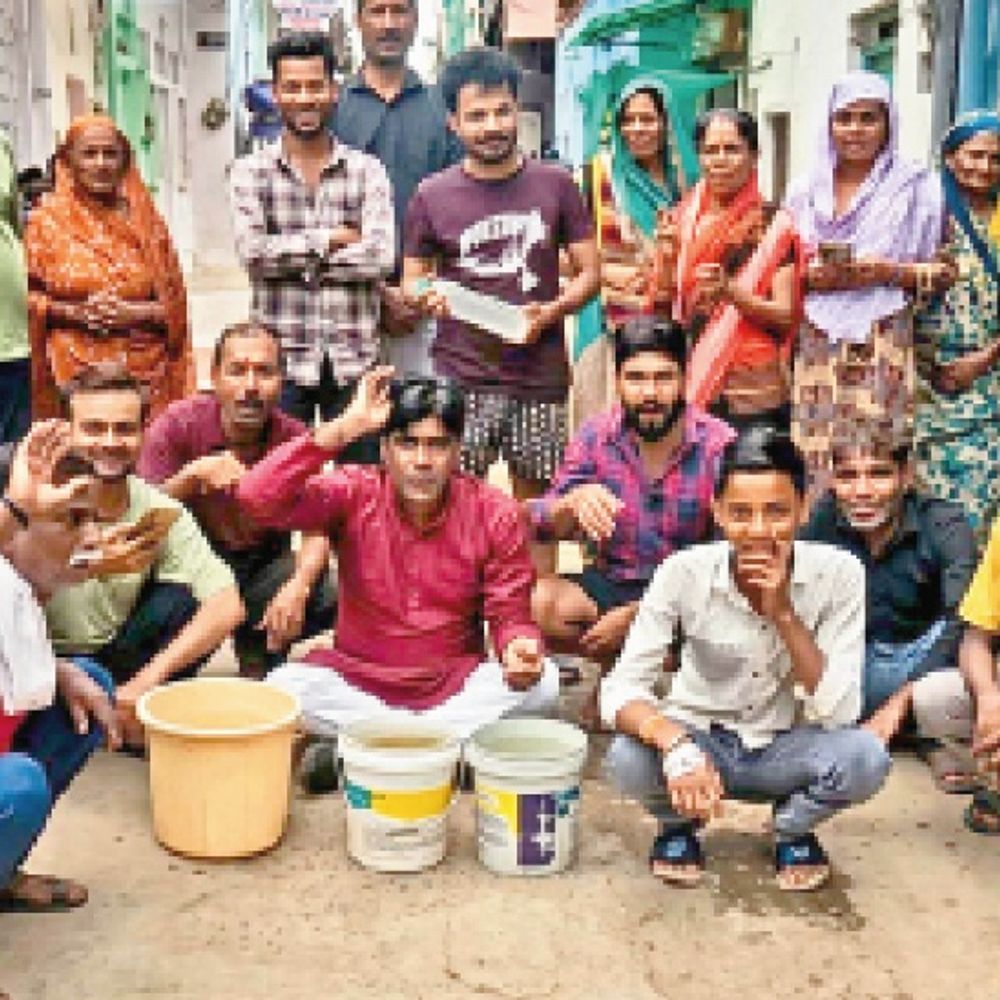 
                 मीरा नगर:15 दिन से आ रहा गंदा पानी, लोगों ने रास्ता बंदकर प्रदर्शन किया 
            