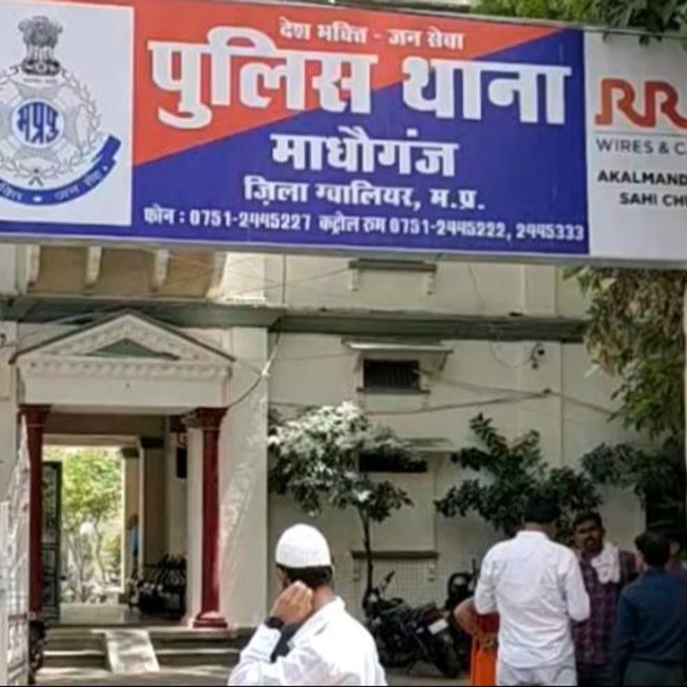 
                 व्हाट्सएप लिंक खोलते ही खाते से 74 हजार गायब:ग्वालियर में युवक को एक महीने बाद पता चली ठगी; शिकायत के 43 दिन बाद दर्ज हुआ मामला 
            
