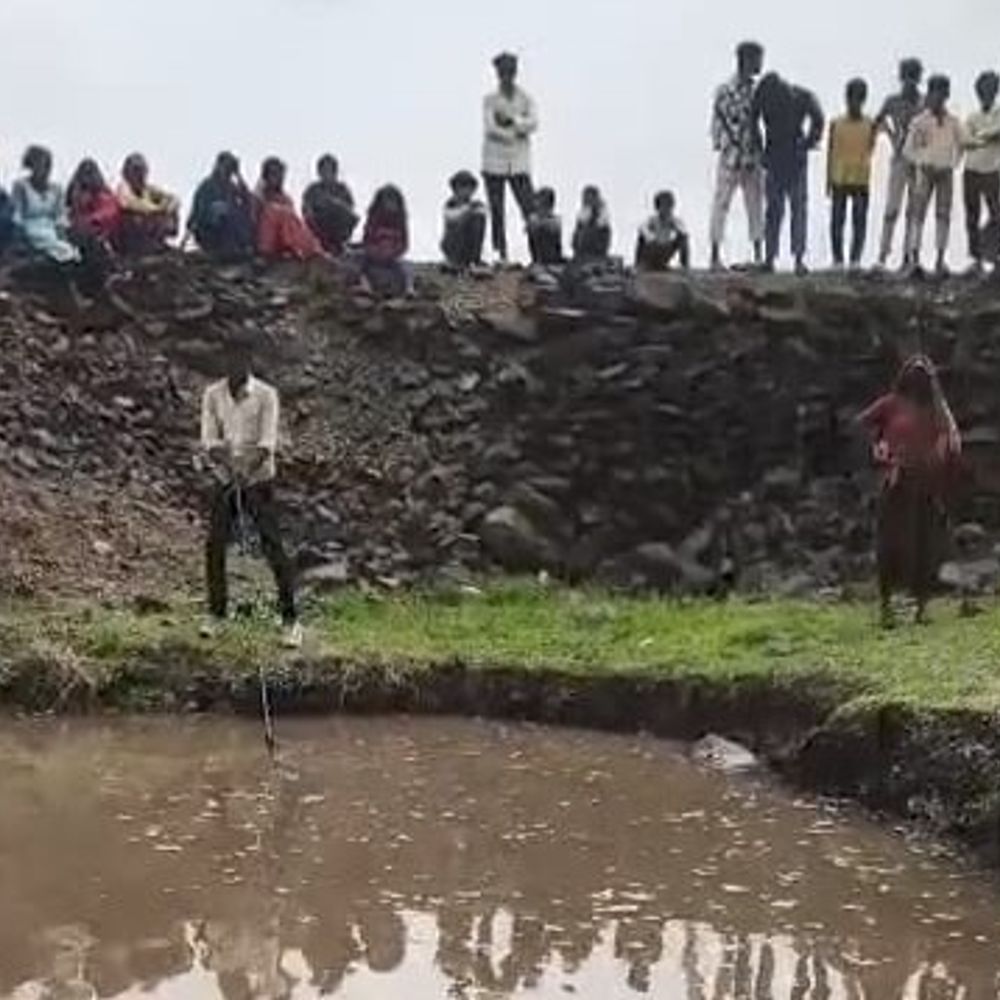 
                 रतलाम में कुएं में डूबने से दो बच्चों की मौत:बिना मुंडेर का था कुआं, ऊपर तक पानी भरा था; नहाने के दौरान हुआ हादसा 
            