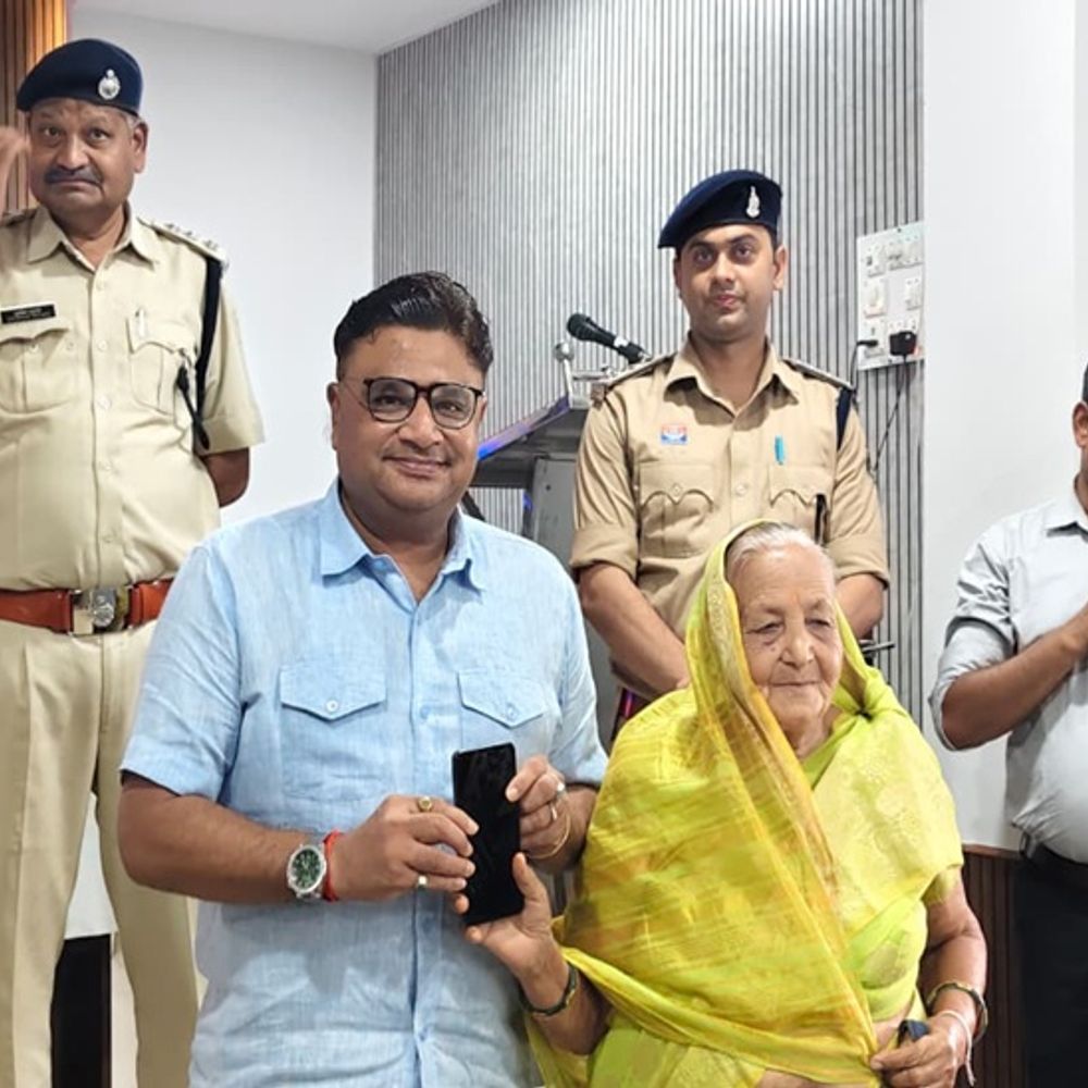 पुलिस ने 31 लाख के गुम मोबाइल मालिकों को लौटाया:पांच माह में गुम 129 मोबाइल फोन किए गए बरामद, सतर्क रहने की अपील
